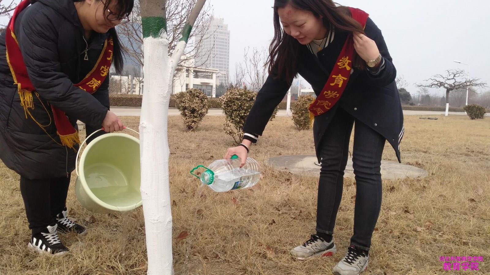 我院举办植树节“和大树在一起”活动1.jpg 我院举办植树节“和大树在一起”活动1.jpg