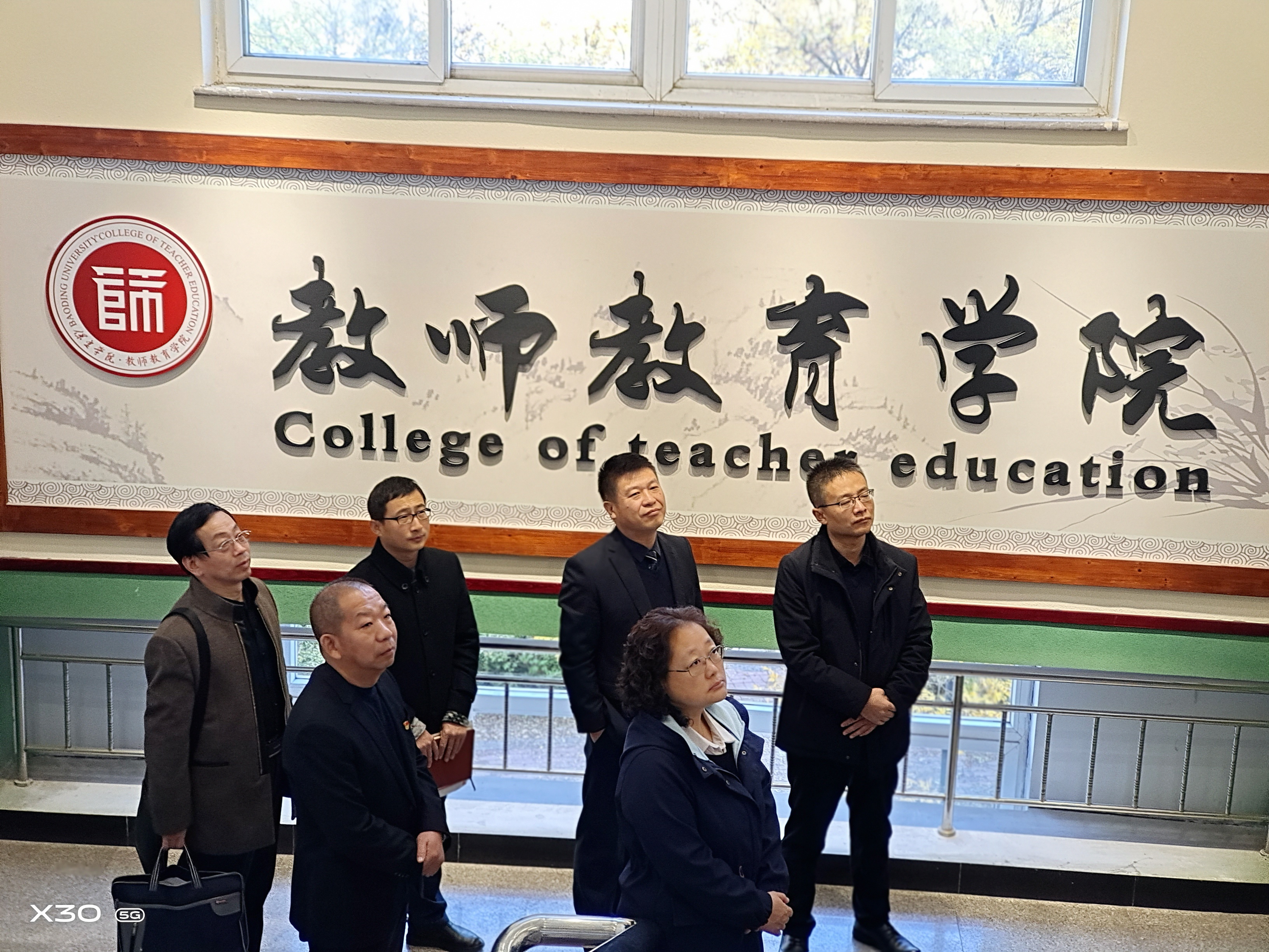 云顶官网线路检测考察组参观保定学院教师云顶官网线路检测发展历史的环创.jpg 云顶官网线路检测考察组参观保定学院教师云顶官网线路检测发展历史的环创.jpg