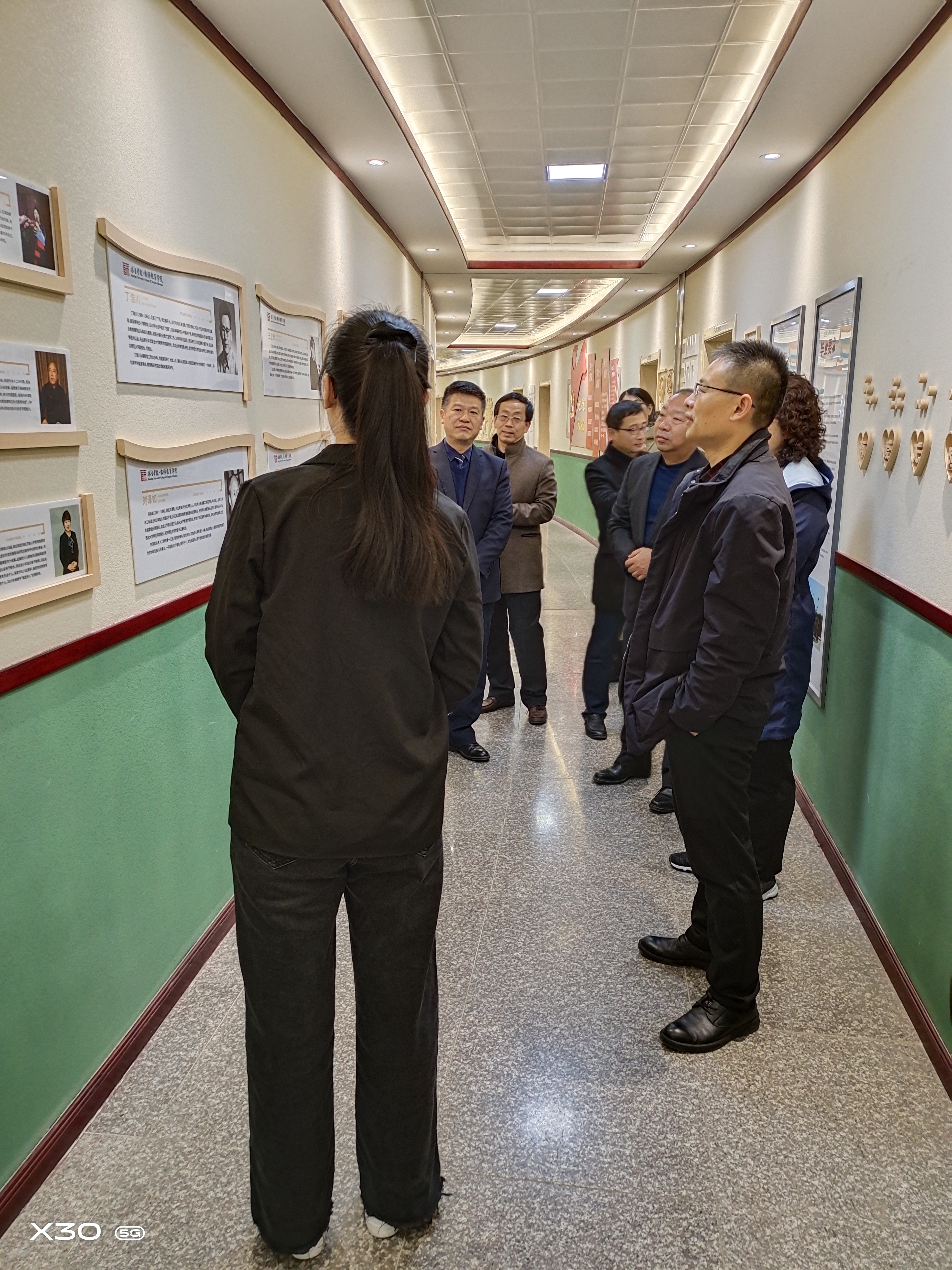 云顶官网线路检测考察组参观保定学院教师云顶官网线路检测廊道环创.jpg 云顶官网线路检测考察组参观保定学院教师云顶官网线路检测廊道环创.jpg